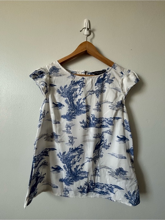 Dorothy Perkins Tops - Dorothy Perkins White Top with Blue Toile Print